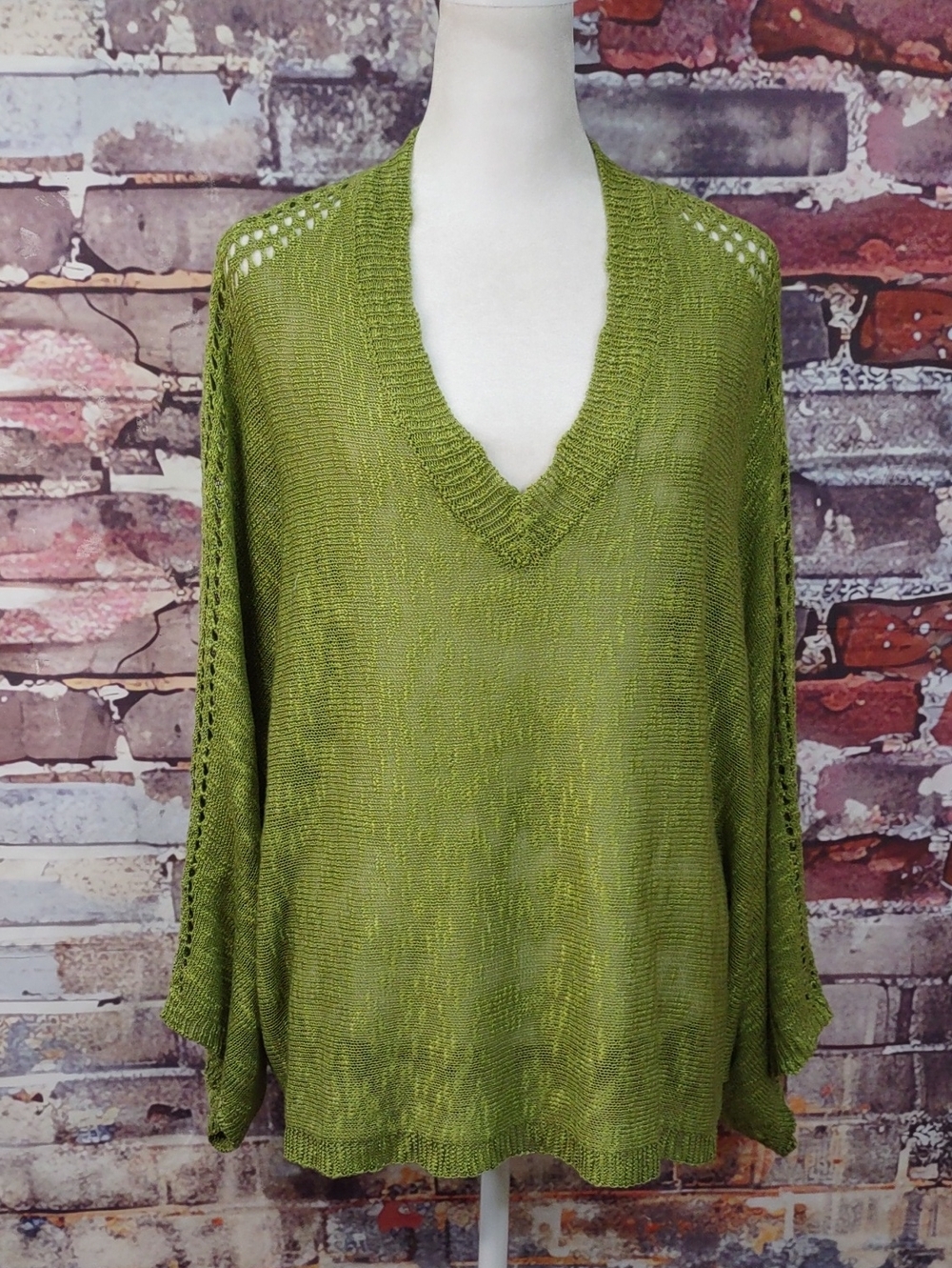 LA MIEL V-Neck Lightweight Knit Sweater